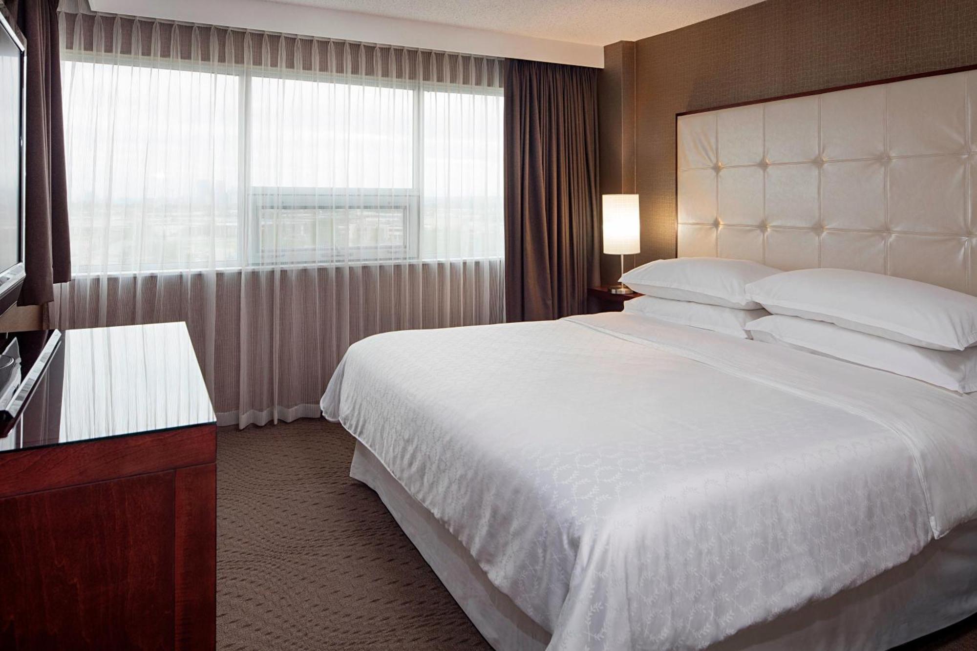 Sheraton Cavalier Calgary Hotel Exterior photo