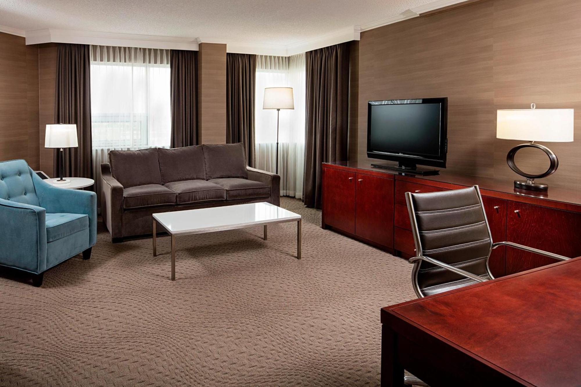 Sheraton Cavalier Calgary Hotel Exterior photo