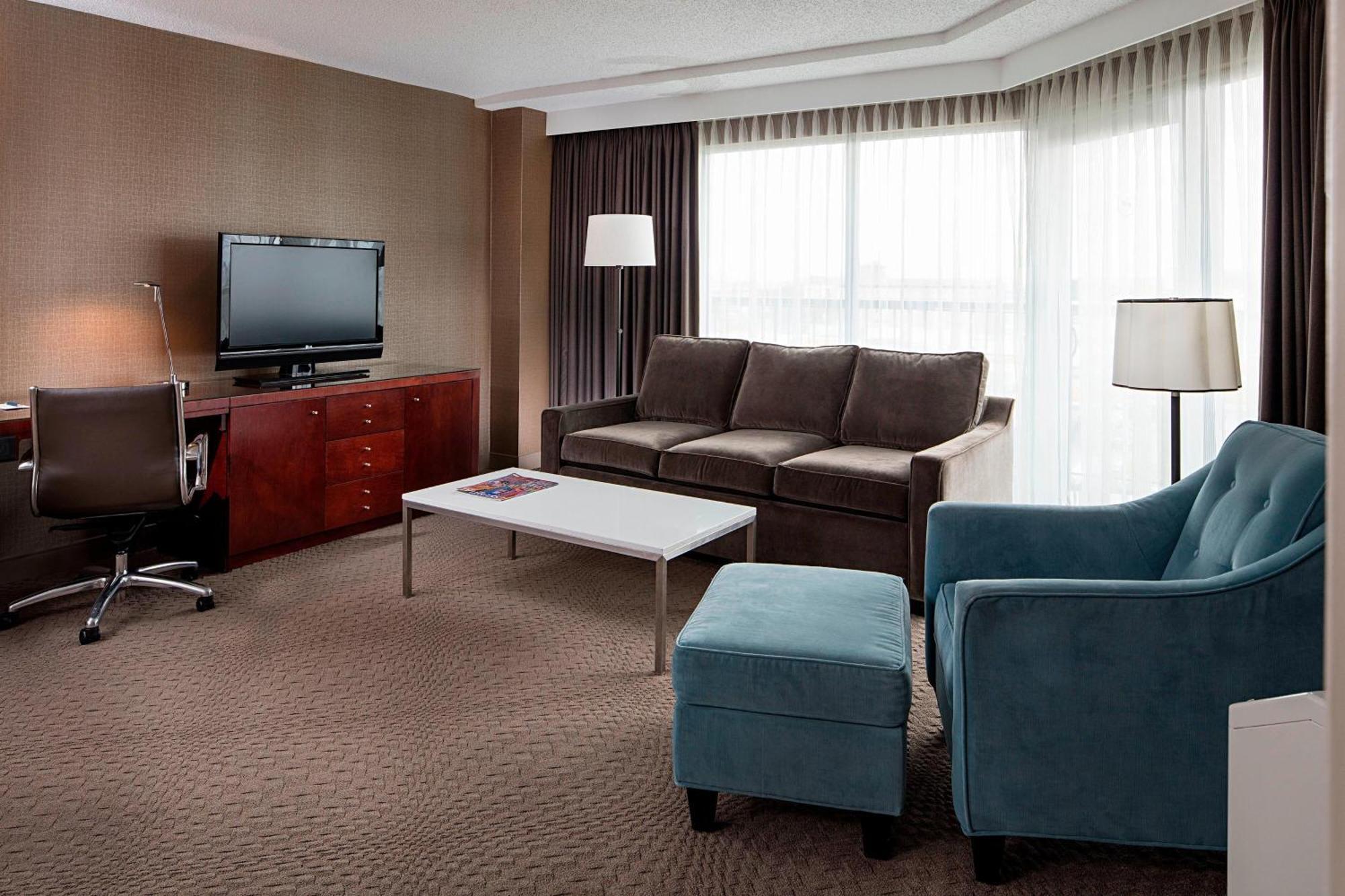 Sheraton Cavalier Calgary Hotel Exterior photo