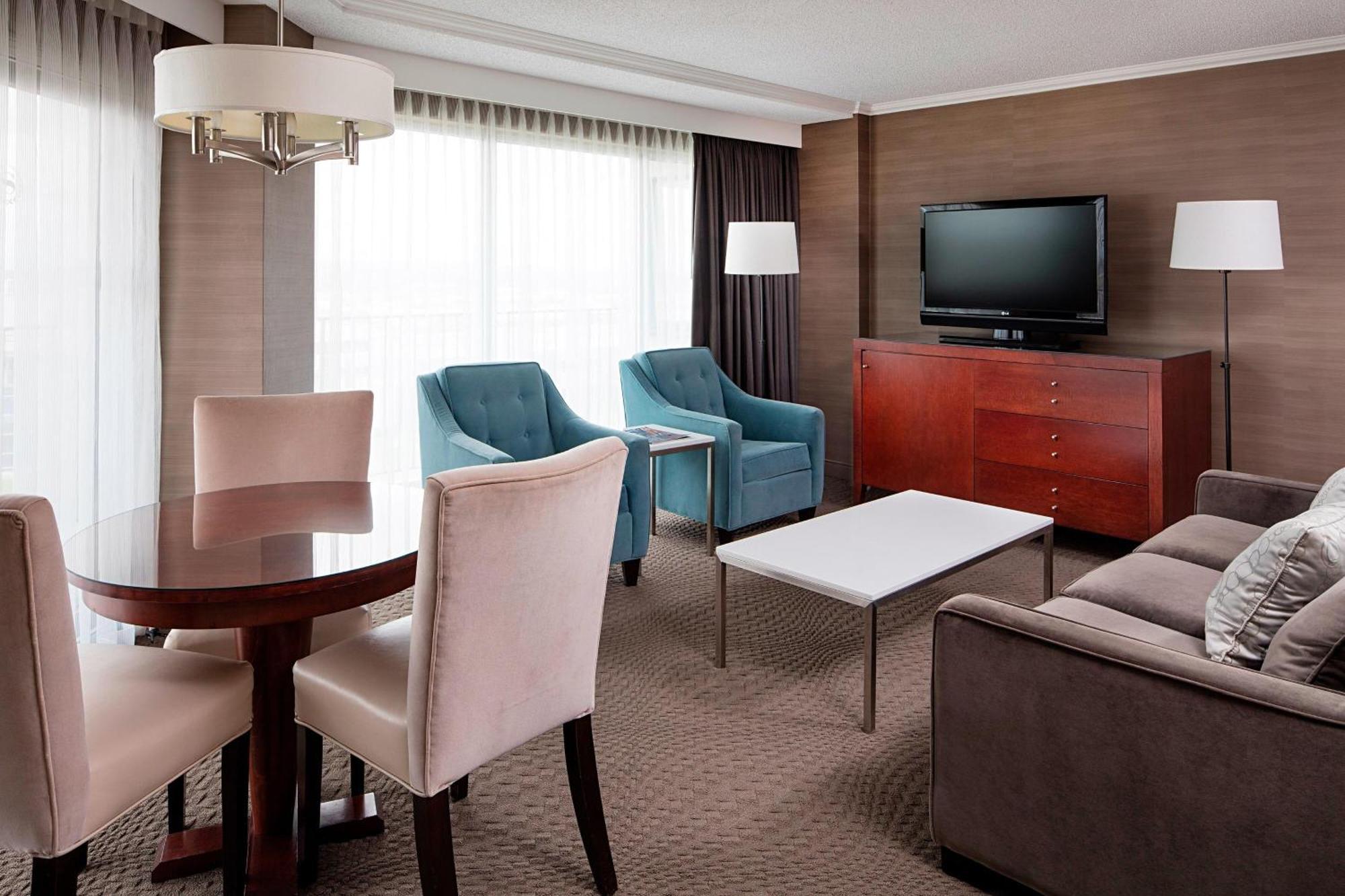 Sheraton Cavalier Calgary Hotel Exterior photo
