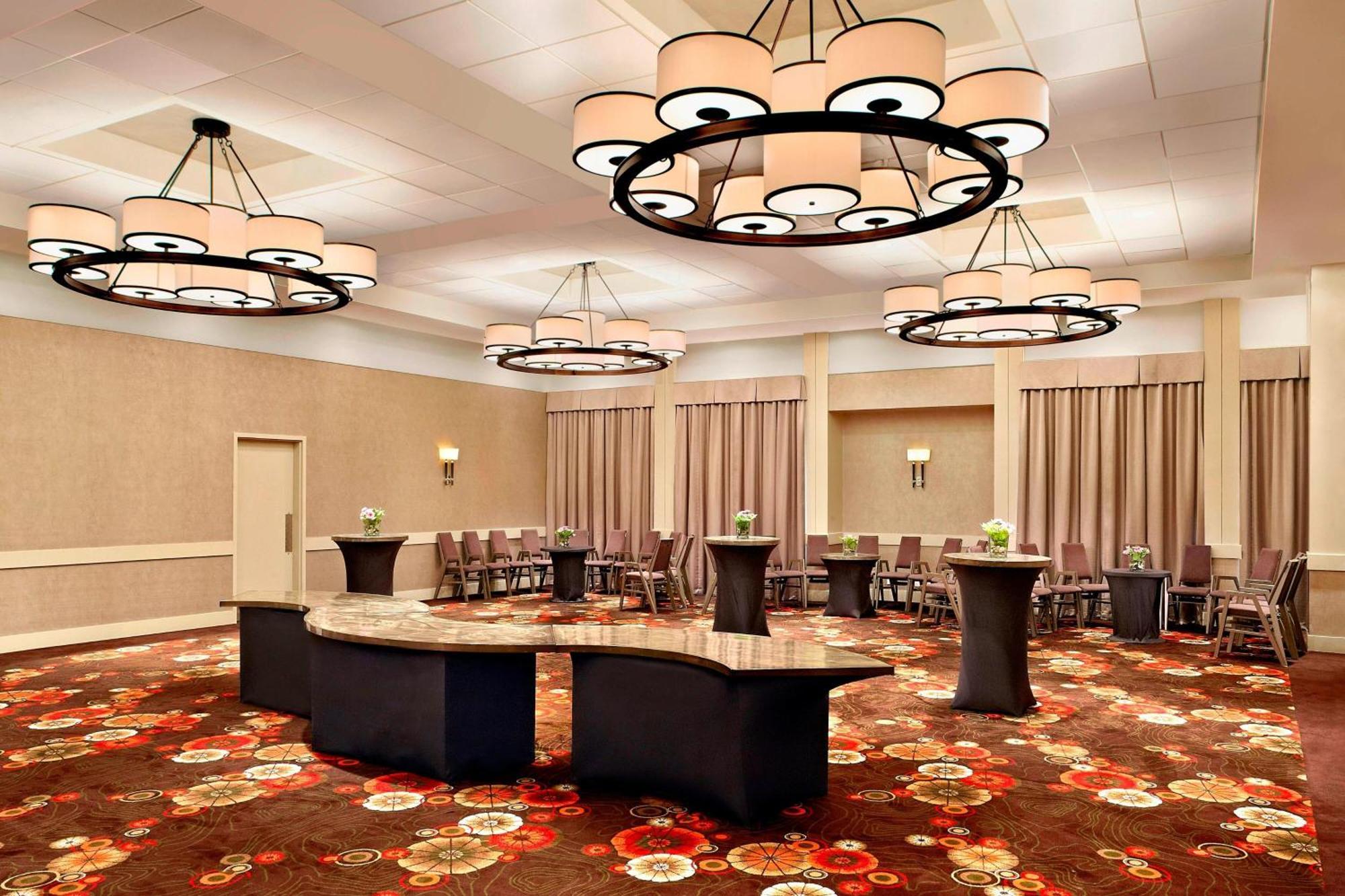 Sheraton Cavalier Calgary Hotel Exterior photo